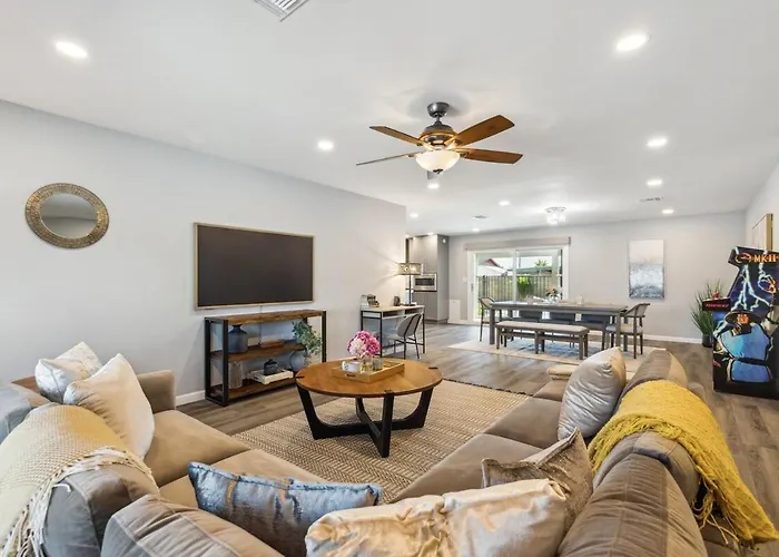 Holiday home Oasis Pool Family Games 9min To Asu